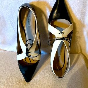 Mark Jacobs Black and White Cutout Lace Up Oxford Flats Sz 41